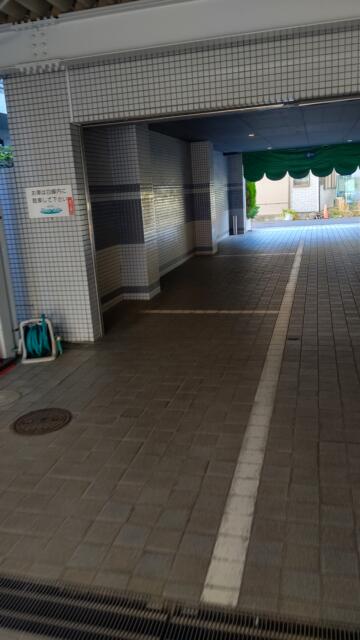 ホテル リバーサイド(浦安市/ラブホテル)の写真『駐車場です。(23,12)』by キジ