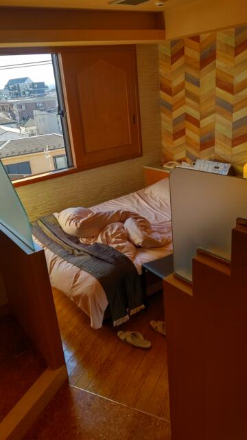ホテル リバーサイド(浦安市/ラブホテル)の写真『505号室の室内です。(23,12)』by キジ