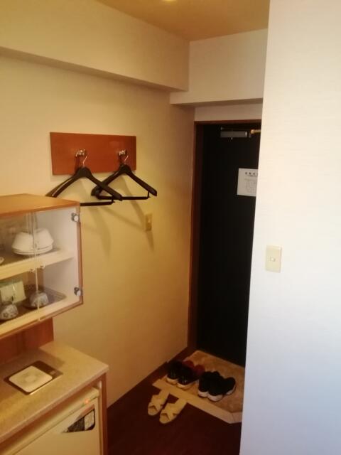 ホテル リバーサイド(浦安市/ラブホテル)の写真『503号室、部屋から入口側です。(23,12)』by キジ