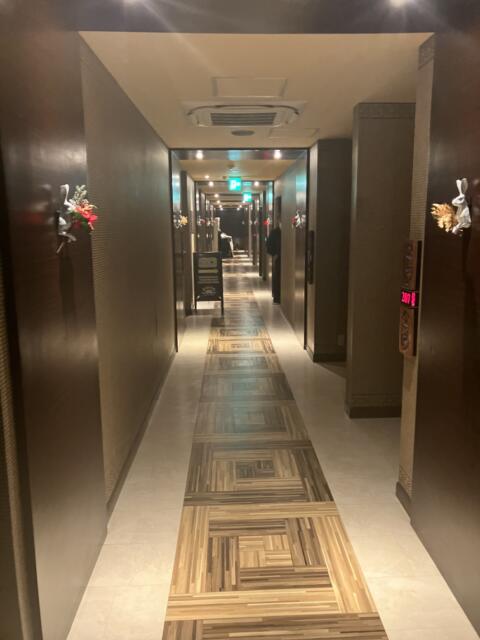 HOTEL RIMBA(千葉市稲毛区/ラブホテル)の写真『2F 客室廊下　各部屋ドア隣にウサギのオブジェが可愛らしい』by festa9