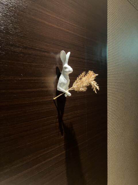 HOTEL RIMBA(千葉市稲毛区/ラブホテル)の写真『陶器のウサギオブジェ近影』by festa9