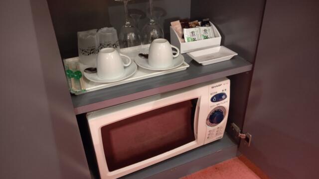 ホテル COLORE（コローレ）(墨田区/ラブホテル)の写真『603号室、電子レンジと食器類』by Sparkle