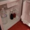 ホテル COLORE（コローレ）(墨田区/ラブホテル)の写真『603号室、持ち込み用冷蔵庫（無料飲料水と無料ワインを入れた様子）』by Sparkle