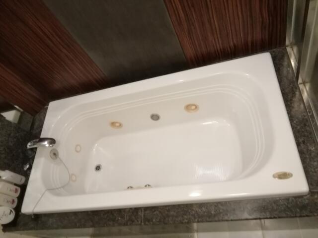 HOTEL ZEROⅡ YOKOHAMA(横浜市神奈川区/ラブホテル)の写真『305号室、大き目な浴槽です。(23,12)』by キジ