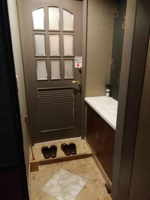 HOTEL ZEROⅡ YOKOHAMA(横浜市神奈川区/ラブホテル)の写真『305号室、玄関です。(23,12)』by キジ