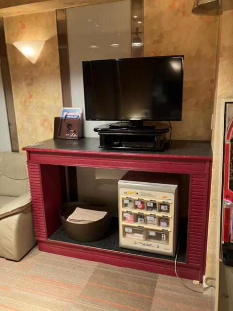 HOTEL L&L（エルアンドエル）(札幌市中央区/ラブホテル)の写真『203号室（６）テレビ・アダルトグッズ販売機』by サトナカ