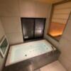 HOTEL SENSE(センス)(新宿区/ラブホテル)の写真『301号室浴室　浴室からベッドも見えます。浴槽はかなり広いです』by ぴろりん