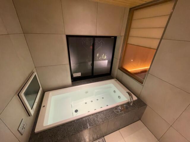 HOTEL SENSE(センス)(新宿区/ラブホテル)の写真『301号室浴室　浴室からベッドも見えます。浴槽はかなり広いです』by ぴろりん