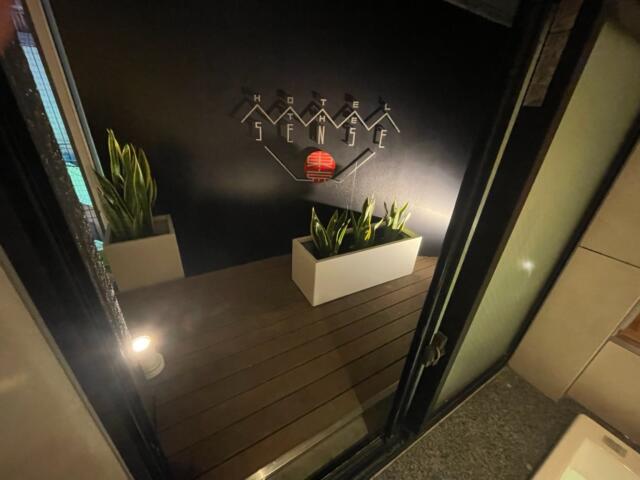 HOTEL SENSE(センス)(新宿区/ラブホテル)の写真『301号室　浴室　浴室の窓を開けると1坪ほどの坪庭があります』by ぴろりん