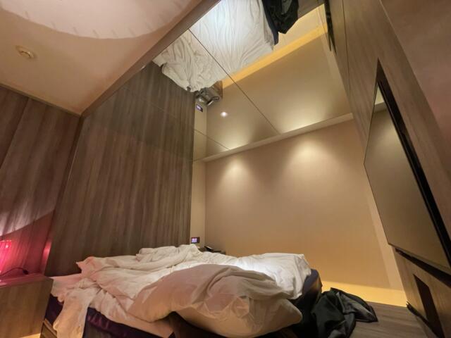 HOTEL SENSE(センス)(新宿区/ラブホテル)の写真『301号室ベッド　なんと上部に鏡があります』by ぴろりん