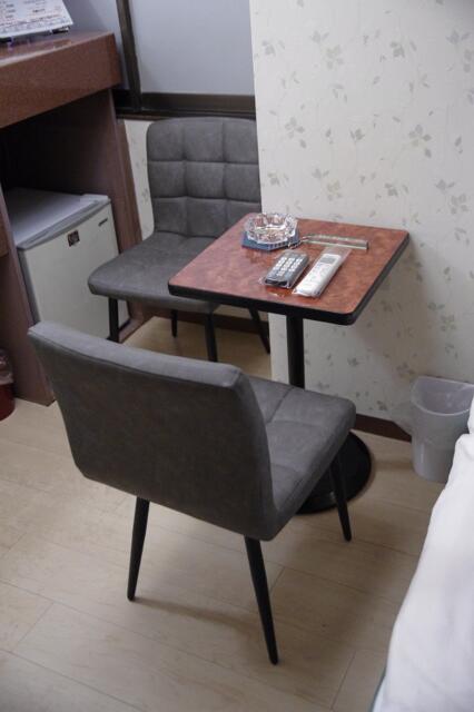 ホテルたかしま(荒川区/ラブホテル)の写真『201号室　チェアとテーブル』by マーケンワン