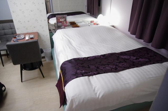 ホテルたかしま(荒川区/ラブホテル)の写真『201号室　ベッド』by マーケンワン