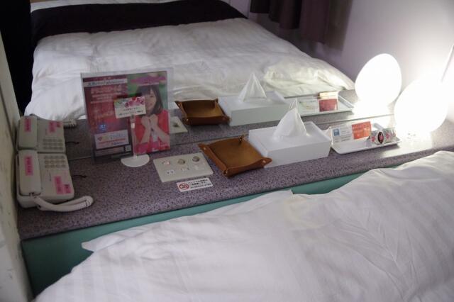 ホテルたかしま(荒川区/ラブホテル)の写真『201号室　枕元の設備』by マーケンワン