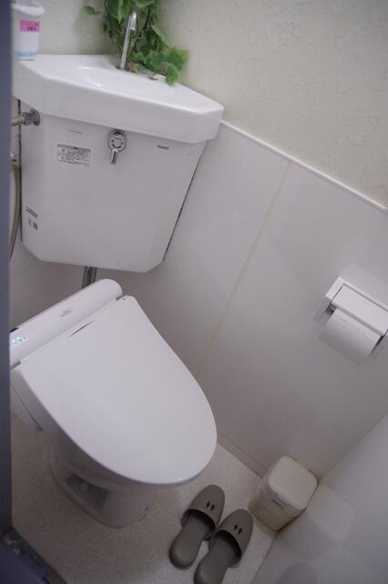 ホテルたかしま(荒川区/ラブホテル)の写真『201号室　洗浄機能付きトイレ』by マーケンワン