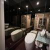 HOTEL Perrier(ペリエ)(新宿区/ラブホテル)の写真『203号室　トイレ(壁は鏡張り)』by ま〜も〜る〜