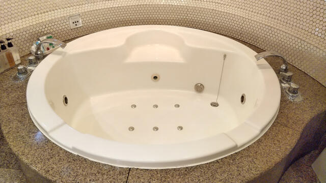 HOTEL RAY FIELD(墨田区/ラブホテル)の写真『702号室 バスルーム浴槽』by 午前３時のティッシュタイム