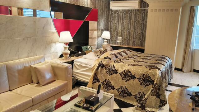 HOTEL RAY FIELD(墨田区/ラブホテル)の写真『702号室 ベッド周辺（３）』by 午前３時のティッシュタイム