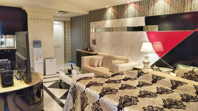 HOTEL RAY FIELD(墨田区/ラブホテル)の写真『702号室 ベッド周辺（１）』by 午前３時のティッシュタイム