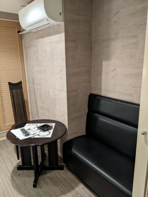 HOTEL GOLD LEAF（ゴールドリーフ）(神戸市中央区/ラブホテル)の写真『106号室 テーブル、ソファー、エアコン』by きんてつ