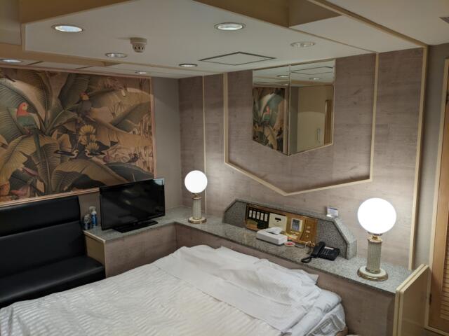 HOTEL GOLD LEAF（ゴールドリーフ）(神戸市中央区/ラブホテル)の写真『106号室 ベッド周辺』by きんてつ