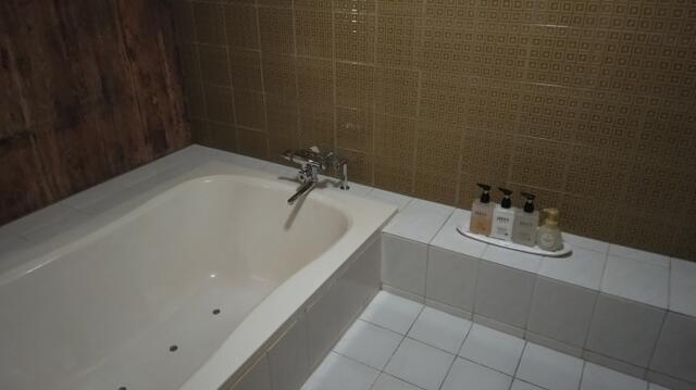 WILL加平(かへい)(足立区/ラブホテル)の写真『211号室－バスルーム：バスタブと洗い場』by _Yama