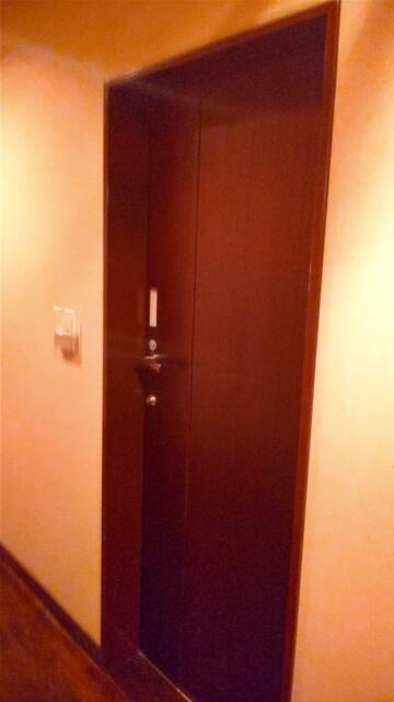 隠家(ajito) HOTEL555小田原店(小田原市/ラブホテル)の写真『204号室、部屋の入口です。(23,12)』by キジ