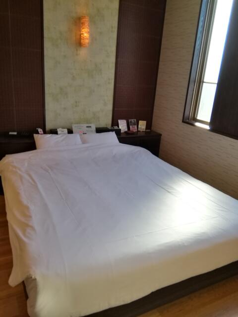 隠家(ajito) HOTEL555小田原店(小田原市/ラブホテル)の写真『204号室、ベッドです。(23,12)』by キジ