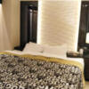 HOTEL GRANSKY（グランスカイ）(墨田区/ラブホテル)の写真『505号室 ベッド周辺（３）』by 午前３時のティッシュタイム