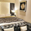 HOTEL GRANSKY（グランスカイ）(墨田区/ラブホテル)の写真『505号室 ベッド周辺（４）』by 午前３時のティッシュタイム