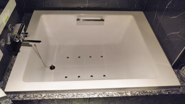 HOTEL GRANSKY（グランスカイ）(墨田区/ラブホテル)の写真『505号室 バスルーム浴槽』by 午前３時のティッシュタイム