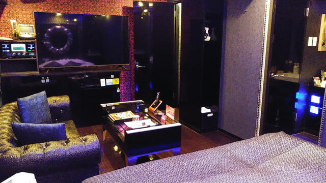 HOTEL SARA sweet（サラスイート）(墨田区/ラブホテル)の写真『601号室 ベッド周辺（１）』by 午前３時のティッシュタイム