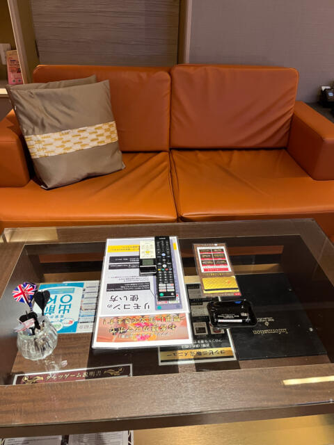 ロータス 渋谷(渋谷区/ラブホテル)の写真『603号室　ソファ＆ガラステーブル』by INA69