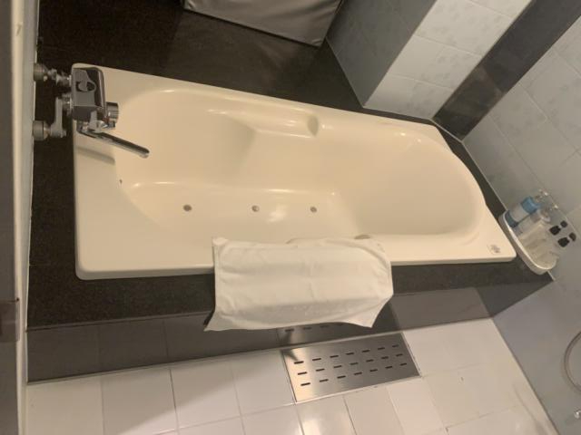 ホテル モアナ大塚(豊島区/ラブホテル)の写真『203号室　浴室バスタブ』by 東京都
