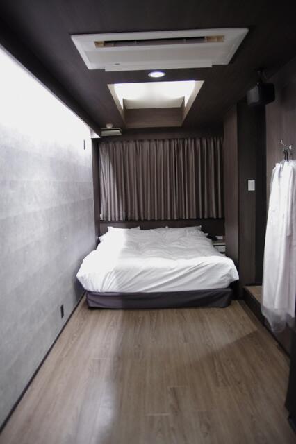 N HOTEL(千葉市中央区/ラブホテル)の写真『402号室　入口方向からの居室』by マーケンワン
