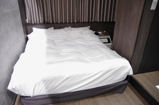 N HOTEL(千葉市中央区/ラブホテル)の写真『402号室　ベッド』by マーケンワン