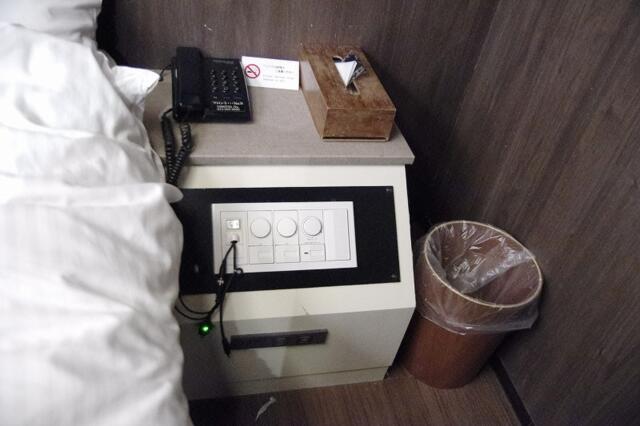 N HOTEL(千葉市中央区/ラブホテル)の写真『402号室　ベッドサイドの設備類(スキン1つ有り)』by マーケンワン
