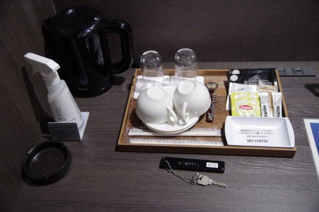 N HOTEL(千葉市中央区/ラブホテル)の写真『402号室　ルームキーと茶器類』by マーケンワン