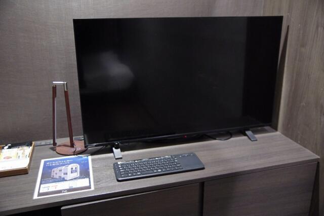 N HOTEL(千葉市中央区/ラブホテル)の写真『402号室　ライト、テレビ、インターネット用キーボード』by マーケンワン