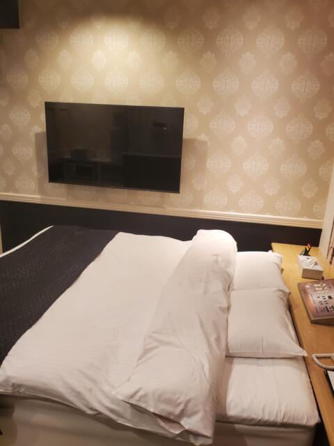 モンリーヴ(川口市/ラブホテル)の写真『305号室　ベッド周り』by suisui