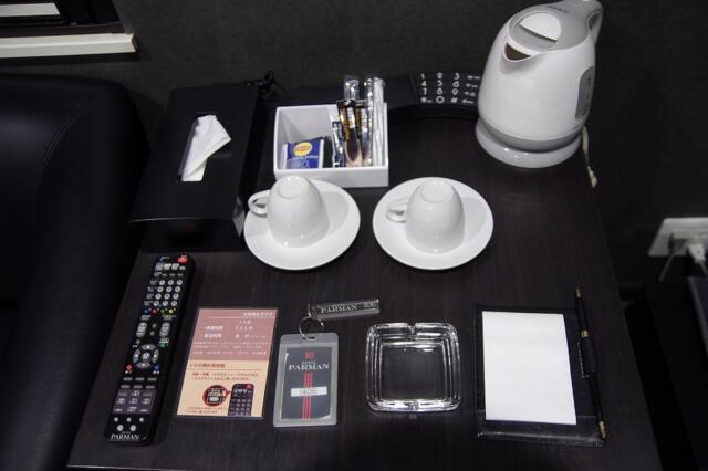 Hotel PARMAN(千葉市中央区/ラブホテル)の写真『406号室　カードキーほかテーブルの上』by マーケンワン