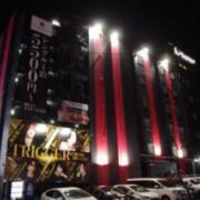 Hotel PARMAN(千葉市中央区/ラブホテル)の写真『夜の外観(本館＆新館)』by マーケンワン