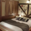 ホテル COLORE（コローレ）(墨田区/ラブホテル)の写真『602号室 ベッド周辺（４）』by 午前３時のティッシュタイム
