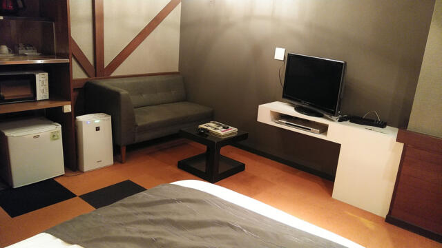 ホテル COLORE（コローレ）(墨田区/ラブホテル)の写真『602号室 ベッド周辺（１）』by 午前３時のティッシュタイム