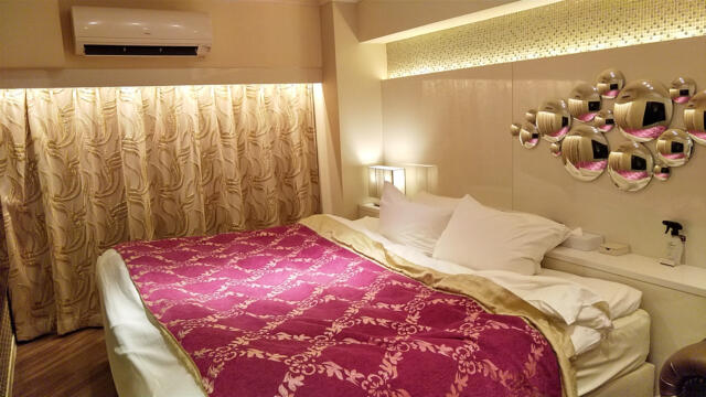 HOTEL GRANSKY（グランスカイ）(墨田区/ラブホテル)の写真『801号室 ベッド周辺（４）』by 午前３時のティッシュタイム