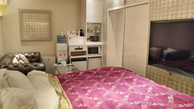 HOTEL GRANSKY（グランスカイ）(墨田区/ラブホテル)の写真『801号室 ベッド周辺（２）』by 午前３時のティッシュタイム