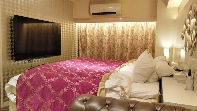 HOTEL GRANSKY（グランスカイ）(墨田区/ラブホテル)の写真『801号室 ベッド周辺（１）』by 午前３時のティッシュタイム