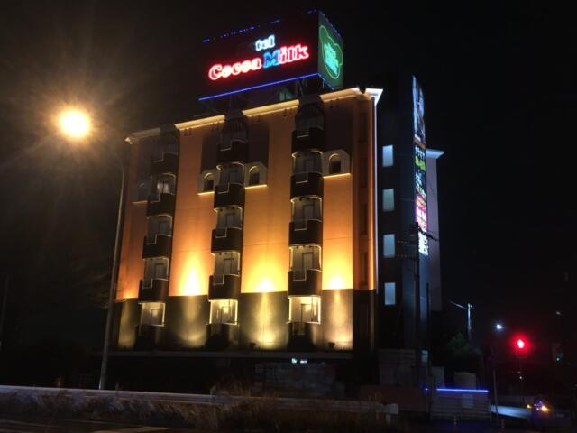 HOTEL COCOA MILK(ココアミルク)(春日部市/ラブホテル)の写真『夜の外観』by あらび