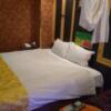 Wバグース(新宿区/ラブホテル)の写真『303号室、大きめのベッドにレースのカーテンで仕切れます。』by こばじゃ