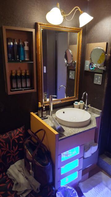 Wバグース(新宿区/ラブホテル)の写真『303号室、洗面台、アメニティが充実しています。』by こばじゃ