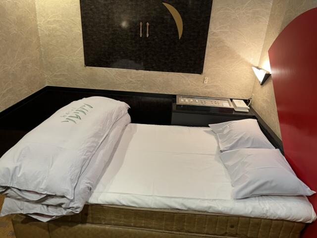 ホテル ソレリアン(神戸市中央区/ラブホテル)の写真『106号室　ベッド①』by 神戸のりんごちゃん